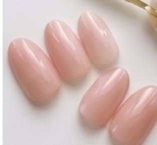 シンプルで美しいワンカラーのナチュラルジェルネイル
